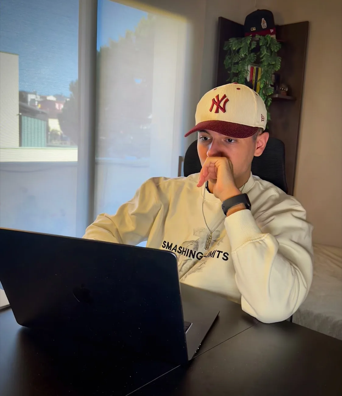 Gorka trabajando con el portátil en su habitación